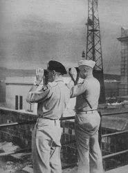 Les généraux Montgomery et Eisenhower regardent depuis un balcon à Messine le continent italien, 1943-44