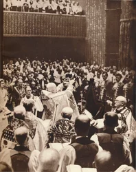 George VI est couronné avec la couronne de saint Édouard le jour de son couronnement, 1937