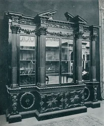 Cabinet géorgien, reproduit avec la permission de S.A.R. La Princesse de Galles, 1908