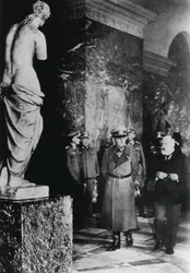 Le maréchal de camp allemand von Rundstedt visitant le Louvre, Paris occupé, octobre 1940