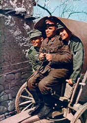 Troupes alpines allemandes dans une charrette avec un soldat bulgare, vallée de Struma, Bulgarie, 1941