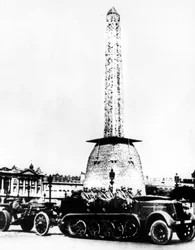 Artillerie allemande traversant la Place de la Concorde, Paris, 1940