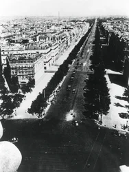 Forces allemandes défilant sur les Champs-Élysées, Paris, 14 juin 1940