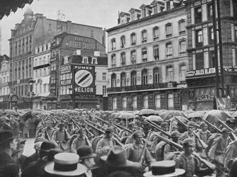 Infanterie allemande entrant à Bruxelles sous la pluie, 1914