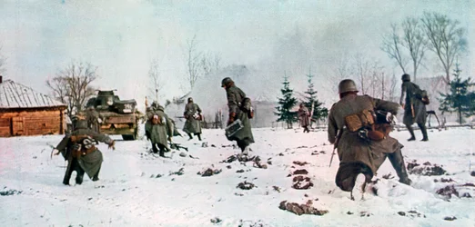 Fantassins allemands suivant un char vers Moscou dans la neige, Russie, 1941