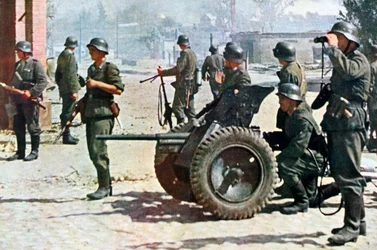 Fantassins allemands avec artillerie de campagne légère, Russie, 1943