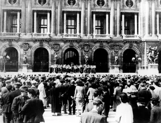 Orchestre militaire allemand donnant un concert, Paris occupé, 1940-1944