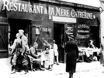 Soldats allemands dans un restaurant, Paris occupé, juin 1940