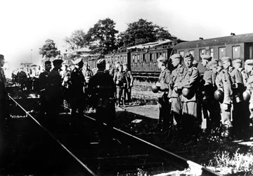 Soldats allemands attendant le transport dans une gare de banlieue parisienne, août 1940