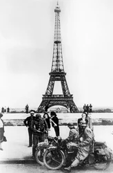 Soldats allemands devant la tour Eiffel, Paris, 1940