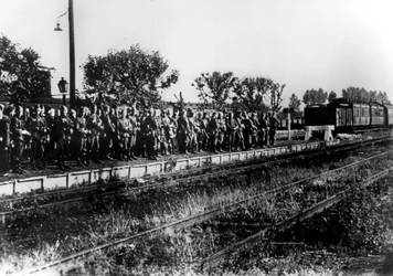 Soldats allemands sur un quai de gare en attente de transport, France, août 1940