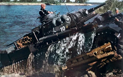 Char allemand traversant une rivière, Russie, 1941
