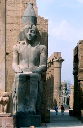 Statue géante de Ramsès II, troisième roi de la 19ème dynastie, Louxor, Égypte, vers 1279-1213 av. J.-C.