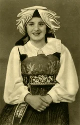 Fille en costume traditionnel, Gailtal, Autriche, vers 1935