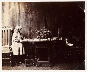 Fille jouant avec un ensemble de jouets Arche de Noé, vers 1905
