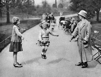 Fille sautant à la corde, Hyde Park, Londres, 1926-1927