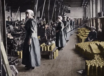 Ouvrières dans une usine de munitions