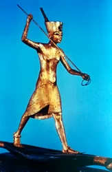 Figure en or du roi Toutankhamon debout sur un bateau en roseau et harponnant des poissons, XIVe siècle av. J.-C.