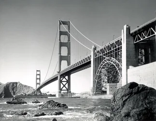 Golden Gate Bridge 1950, Californie (photo n/b)