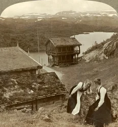 Commérages à une auberge de bord de route à Botten, surplombant le lac Voxli - vue vers les montagnes Haukeli, Norvège