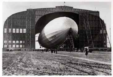 Graf Zeppelin attaché au mât d