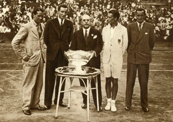 La Grande-Bretagne remporte le championnat de tennis de la Coupe Davis, Paris, 30 juillet 1933, 1935