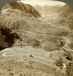 Grandes boucles en zigzag de la route descendant du col de Dyreskard vers le lac Roldal, Norvège, vers 1905