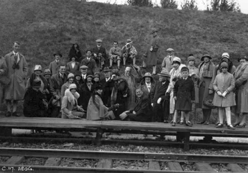 Groupe de touristes sur un quai de gare, Abisko, nord de la Suède, 1929