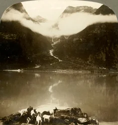 Glacier Grytereids scintillant au-dessus des nuages dérivants, au-dessus du lac Olden paisible, Norvège, vers 1905