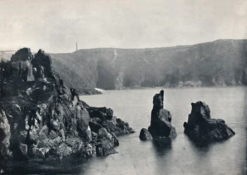 Guernesey - Baie de Moulin Huet, avec les rochers du Chien et du Lion, 1895