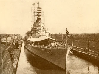 H.M.S. Renown passant par le canal de Panama avec le duc et la duchesse d