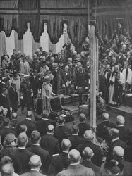 S.M. Le Roi posant la première pierre du nouveau bâtiment de Lloyds, 23 mai 1925, 1928