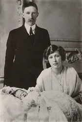 H.R.H. Princesse Mary et Vicomte Lascelles avec leur fils, George Henry Hubert Lascelles, 1923