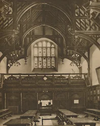 Salle de Grays Inn, où La Comédie des erreurs a été jouée du vivant de Shakespeare, vers 1935