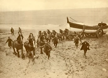 Remorquage du canot de sauvetage, vers 1930