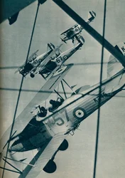 Biplans Hawker Hart volant en formation, vers 1936-1937