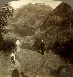 Fauchage sur une étagère de montagne au-dessus du village de Marok et du fjord Geirangerfjord, Norvège