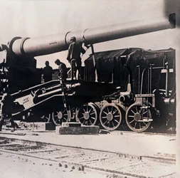 Artillerie lourde sur un train, c1914-c1918