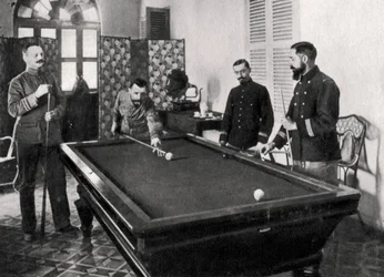 Henri Gouraud, soldat français, jouant au billard