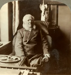 Henrik Ibsen, le poète à qui le monde entier rend hommage, chez lui à Christiania, Norvège, vers 1905