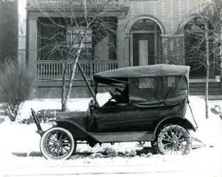 Hermann von Schrenk dans une Ford de 1916 devant sa maison au 4139 McPherson, St. Louis, Mo