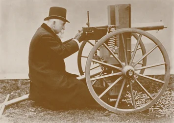 Hiram Maxim 1840-1916 présente la première mitrailleuse automatique, 1884
