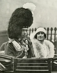 Sa Majesté en costume des Highlands arrivant à la cathédrale Saint-Gilles, Édimbourg, 1929, 1937