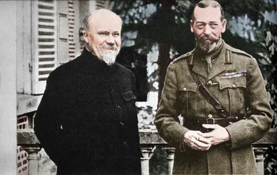 Sa Majesté avec le Président Poincaré au quartier général britannique en France, vers 1916, 1935