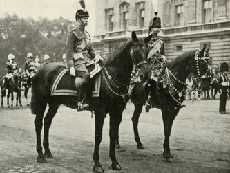 Sa Majesté avec le duc de Gloucester, à la parade militaire, 1928