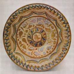 Plat lustre hispano-mauresque avec bordure en écailles de poisson bleues. 15e siècle, 1928
