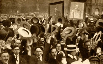 Hoch le Kaiser ! : foules en liesse dans les rues, Berlin, Allemagne, 4 août 1914, 1933
