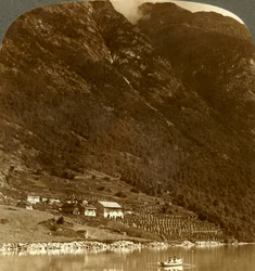 Ferme de Hogrending, nichée au pied des montagnes, sur la rive est du lac Loen, Norvège, vers 1905