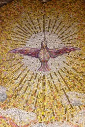 Symbole du Saint-Esprit en mosaïque dans l