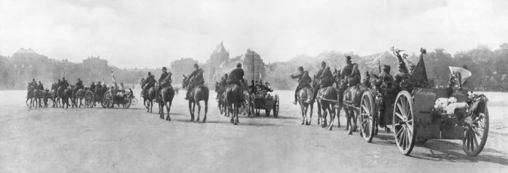 Artillerie hippomobile passant devant le Palais de Versailles, France, août 1914